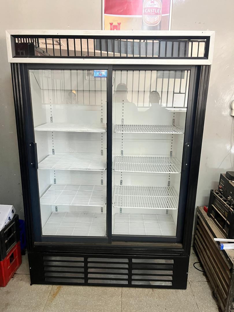 Double door upright bottle cooler